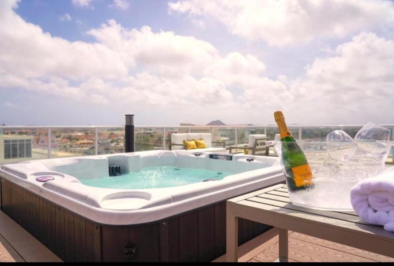 Stylish Luxury Condo, Central Location, Ocean View, Pool, Gym Oranjestad Exterior foto